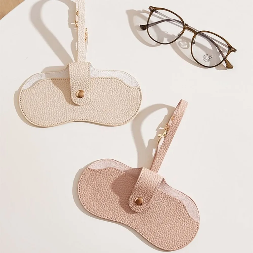 Sunglasses Pouch PU Leather Glasses Bag Eyewear Protector Case Glasses Clip Glasses Storage Bag with Hanging Buckle Pendant 
Sunglasses Pouch PU Leather Glasses Bag Eyewear Protector Case Glasses Clip Glasses Storage Bag with Hanging Buckle Pendant