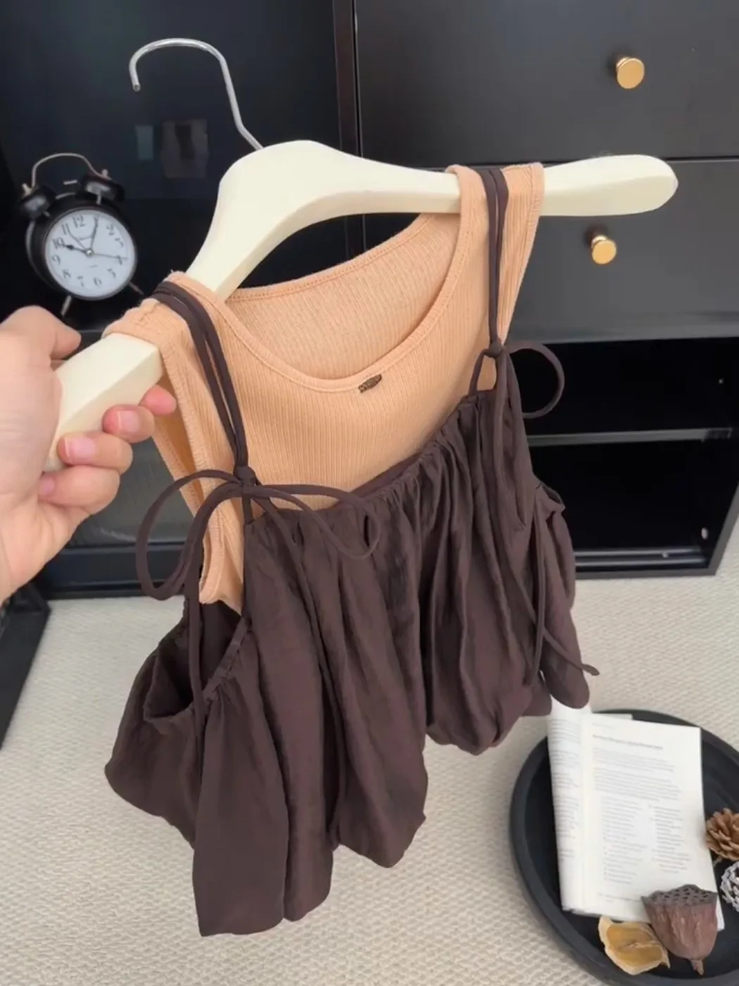 Retro Knitted Off-Shoulder Pleated Crop Top And Vest Two-Piece Set Women Summer Pure Desirable Sweet Ensemble
Retro Knitted Off-Shoulder Pleated Crop Top And Vest Two-Piece Set Women Summer Pure Desirable Sweet Ensemble