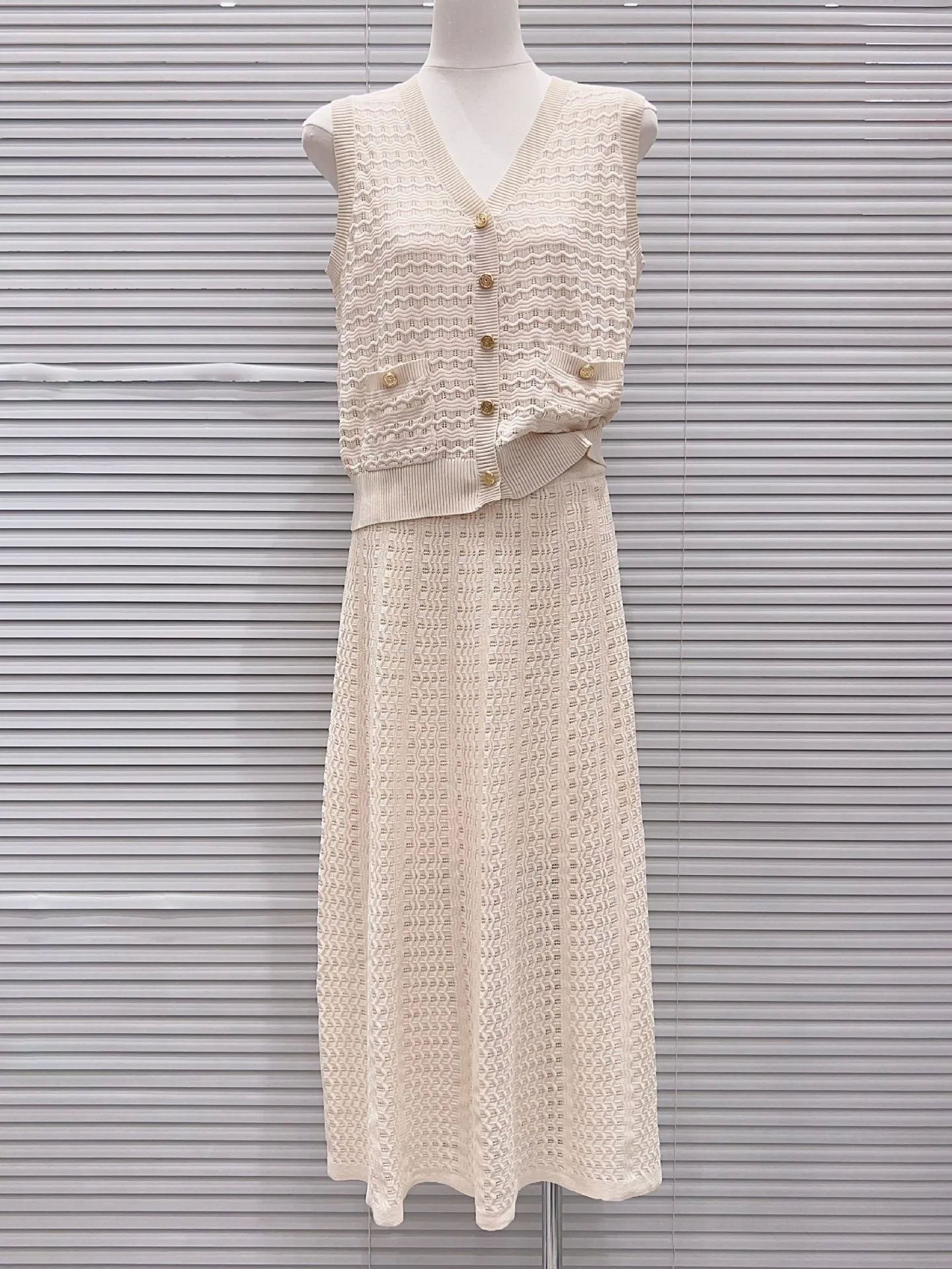 High-End Version Hollow out V-Neck Sleeveless Knitted Vest Top Half-Length Skirt Two-Piece Set Fashionable Summer Outfit for ...
High-End Version Hollow out V-Neck Sleeveless Knitted Vest Top Half-Length Skirt Two-Piece Set Fashionable Summer Outfit for ...