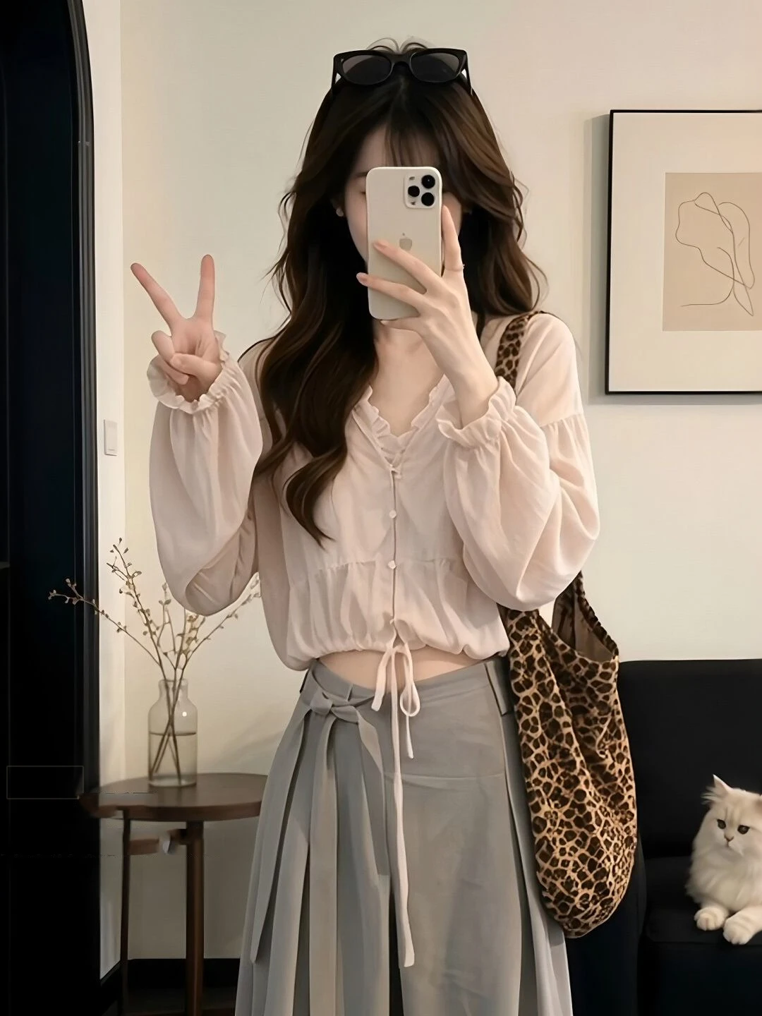 Summer New Style Korean Sweet Spicy Girl V-neck Chiffon Long Sleeve Shirt Design Sense Waist-cinching Thin Short Top Women
Summer New Style Korean Sweet Spicy Girl V-neck Chiffon Long Sleeve Shirt Design Sense Waist-cinching Thin Short Top Women