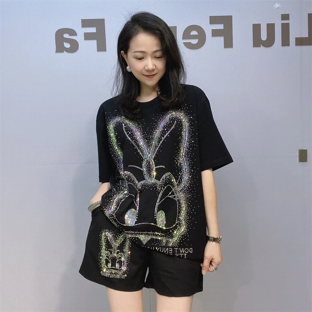 2025 Diamonds Cartoon Short Set Women Summer Clothes Anime Designer Tops and Shorts Loose Casual Two Piece Sets Womens Outifits
2025 Diamonds Cartoon Short Set Women Summer Clothes Anime Designer Tops and Shorts Loose Casual Two Piece Sets Womens Outifits
