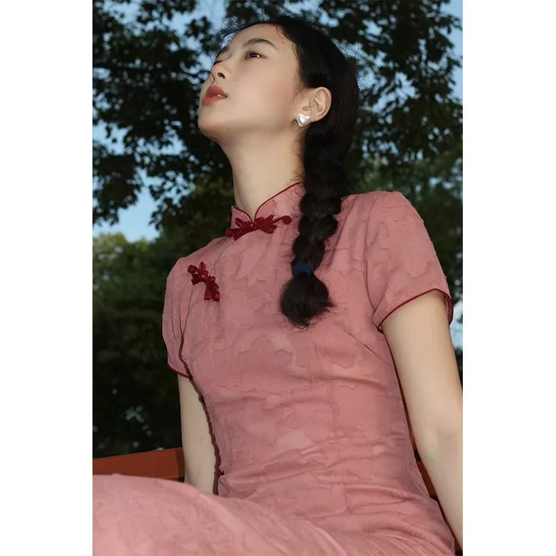 Современный Cheongsam с шелковой вышивкой в китайском стиле. Новый Cheongsam в стиле Hanfu удобный и элегантный.
Современный Cheongsam с шелковой вышивкой в китайском стиле. Новый Cheongsam в стиле Hanfu удобный и элегантный.