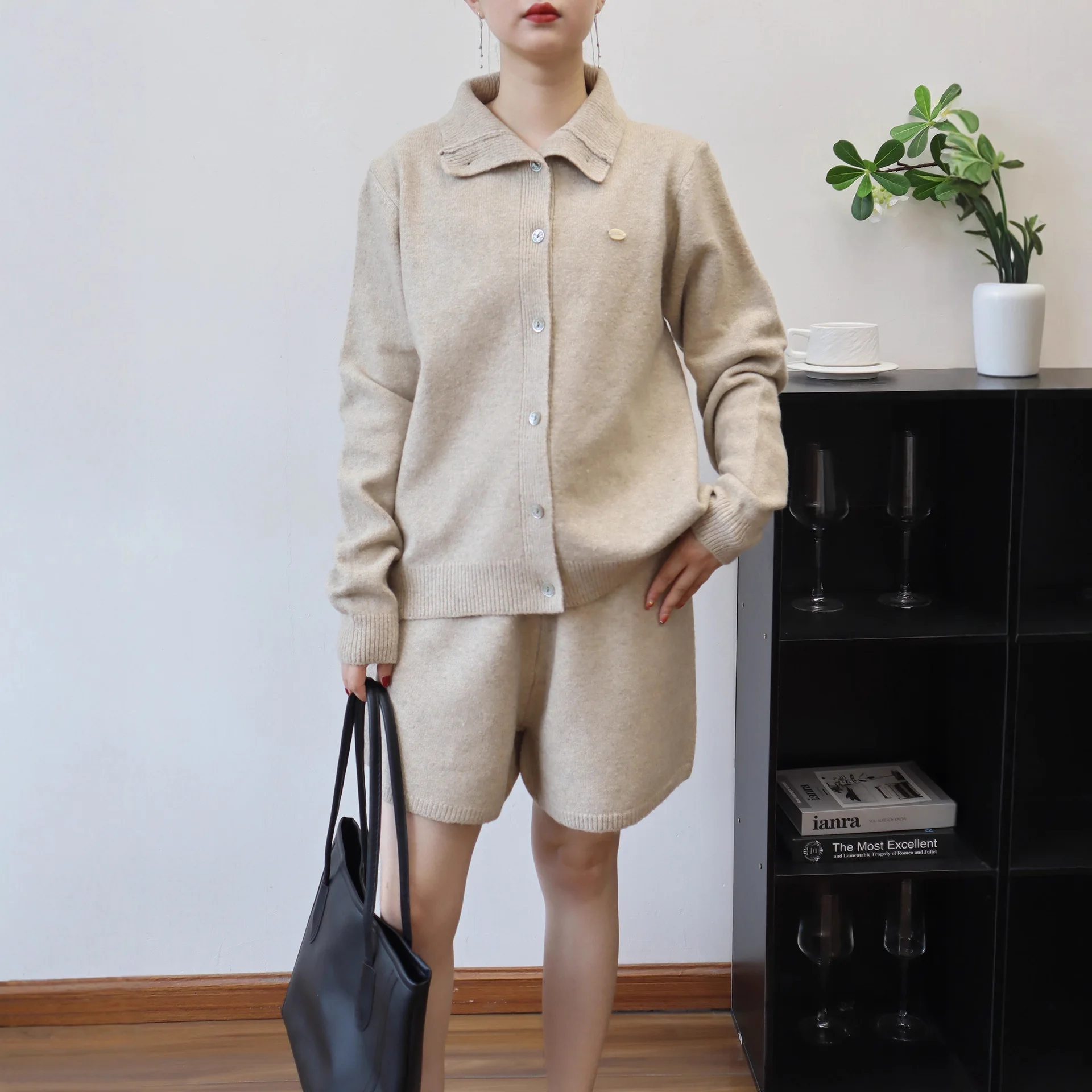 Two Pieces Women Short Sets Knitted Pants Set Solid Cardigan Sweater Mini Lenth Pant Loose Fit Office Lady Casual 2025 Autumn
Two Pieces Women Short Sets Knitted Pants Set Solid Cardigan Sweater Mini Lenth Pant Loose Fit Office Lady Casual 2025 Autumn