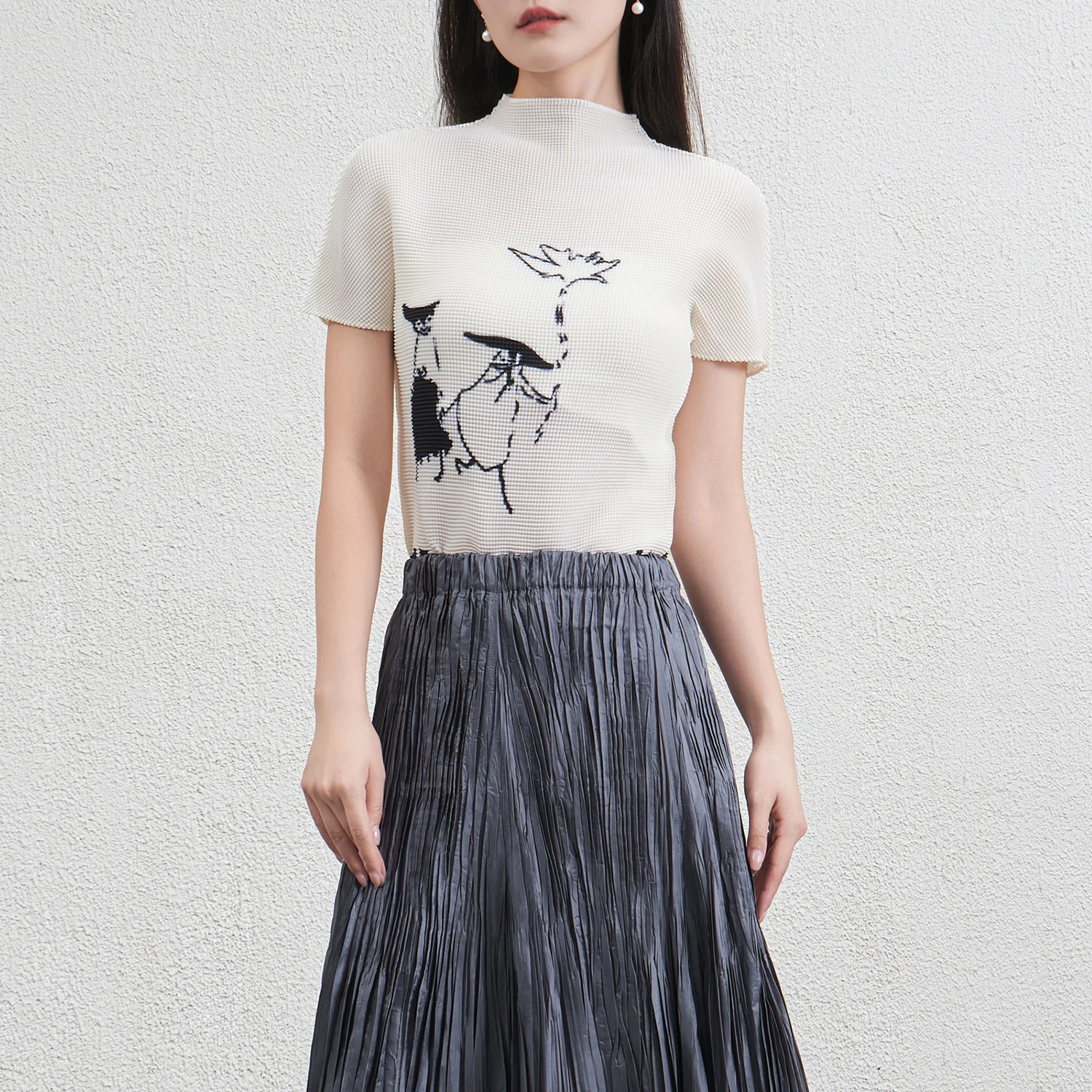 Japanese-style pleated high-neck, thin, ink-print base layer, fashionable and versatile stretchy slim-fit t-shirt.
Japanese-style pleated high-neck, thin, ink-print base layer, fashionable and versatile stretchy slim-fit t-shirt.