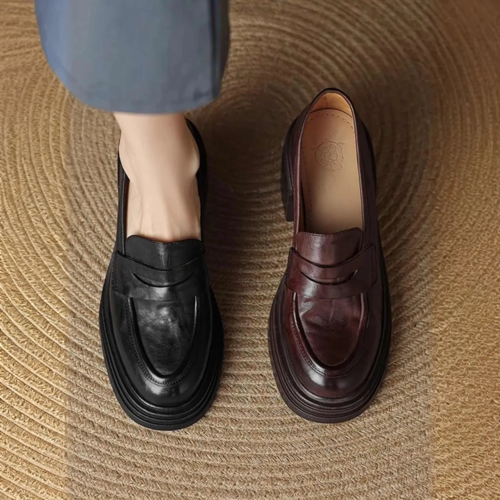 2026 Fashion Vintage French Style High Heel Loafers Ladies Soft Leather Round Toe Thick Block Heel Daily Footwear
2026 Fashion Vintage French Style High Heel Loafers Ladies Soft Leather Round Toe Thick Block Heel Daily Footwear