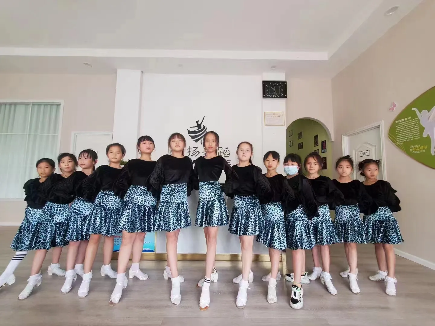 Girl's new Latin dance outfit 2026 new children's Latin dance practice suit for dance competition and performance Stage costumes
Girl's new Latin dance outfit 2026 new children's Latin dance practice suit for dance competition and performance Stage costumes