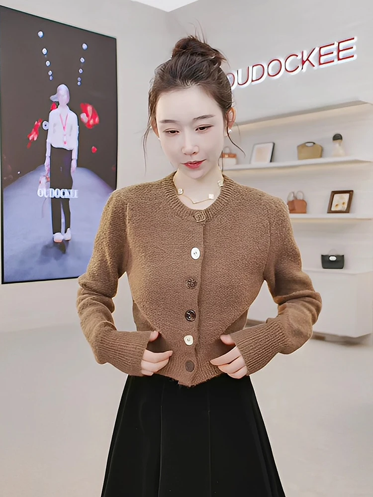 Вязаный кардиган OUDOEE для женщин: модный корейский дизайн, теплый, ветрозащитный, длинный, на пуговицах, с круглым вырезом, пальто
Вязаный кардиган OUDOEE для женщин: модный корейский дизайн, теплый, ветрозащитный, длинный, на пуговицах, с круглым вырезом, пальто