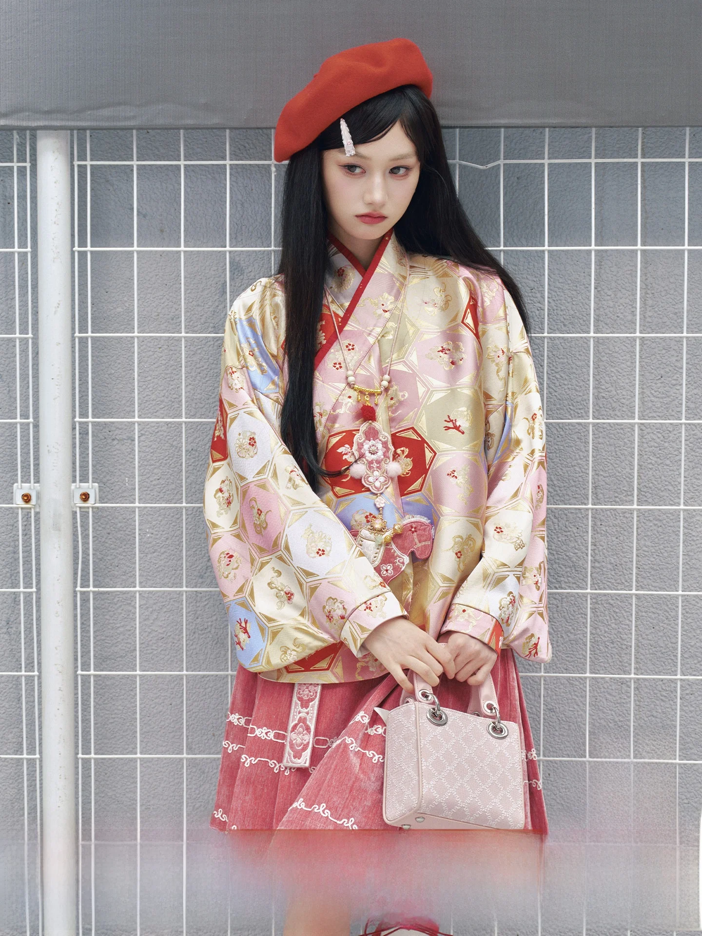 Пальто с вышитым воротником на флисовой подкладке и короткая юбка: Женский традиционный китайский костюм Ханьфу, зимняя коллекция 2025
Пальто с вышитым воротником на флисовой подкладке и короткая юбка: Женский традиционный китайский костюм Ханьфу, зимняя коллекция 2025