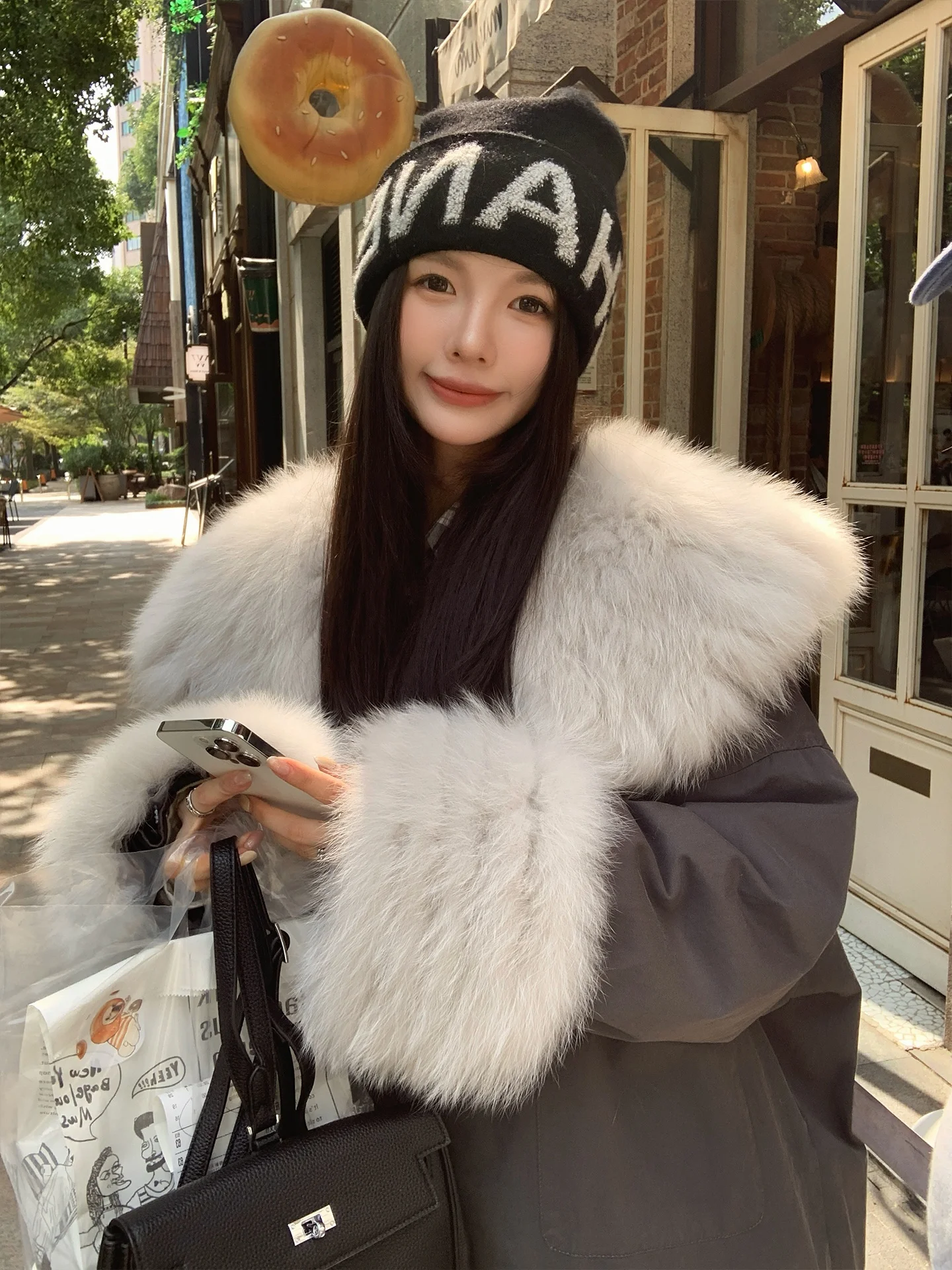 Пальто Sara Iceland Polar Night с меховой отделкой, свободного кроя, теплое, молодежное, со съемными элементами, удлиненное, средней длины
Пальто Sara Iceland Polar Night с меховой отделкой, свободного кроя, теплое, молодежное, со съемными элементами, удлиненное, средней длины