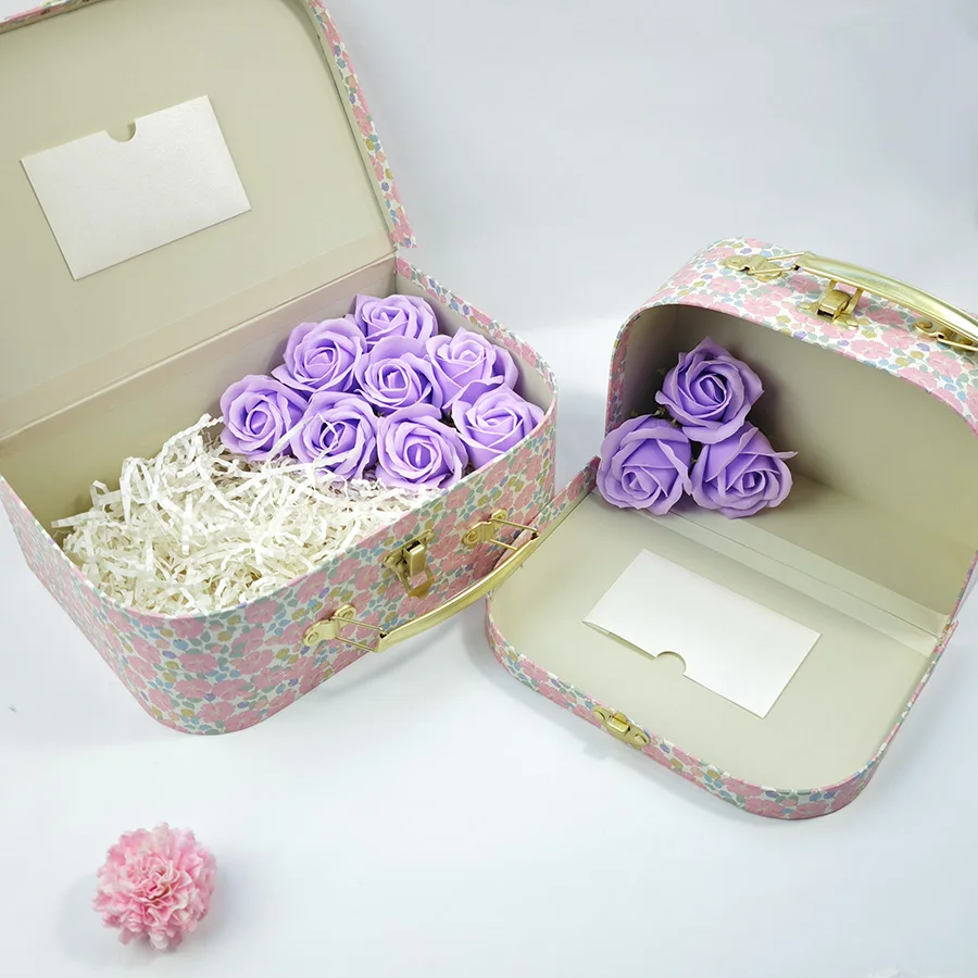 2PCS Flower Box Cardboard Suitcase Romantic Wedding Party Gift Packaging Box Birthday Party Home Decoration Christmas S055
2PCS Flower Box Cardboard Suitcase Romantic Wedding Party Gift Packaging Box Birthday Party Home Decoration Christmas S055