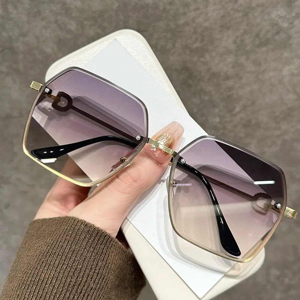 Fashionable frameless cut-edge sunglasses for women large frame retro gradient sunglasses
Fashionable frameless cut-edge sunglasses for women large frame retro gradient sunglasses