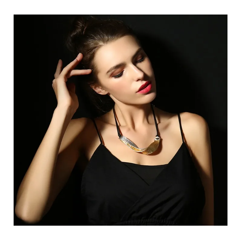 Explosive Exaggerated Personality Fashion Irregular Double-layer Line Strip Women's Alloy Short Necklace
Explosive Exaggerated Personality Fashion Irregular Double-layer Line Strip Women's Alloy Short Necklace