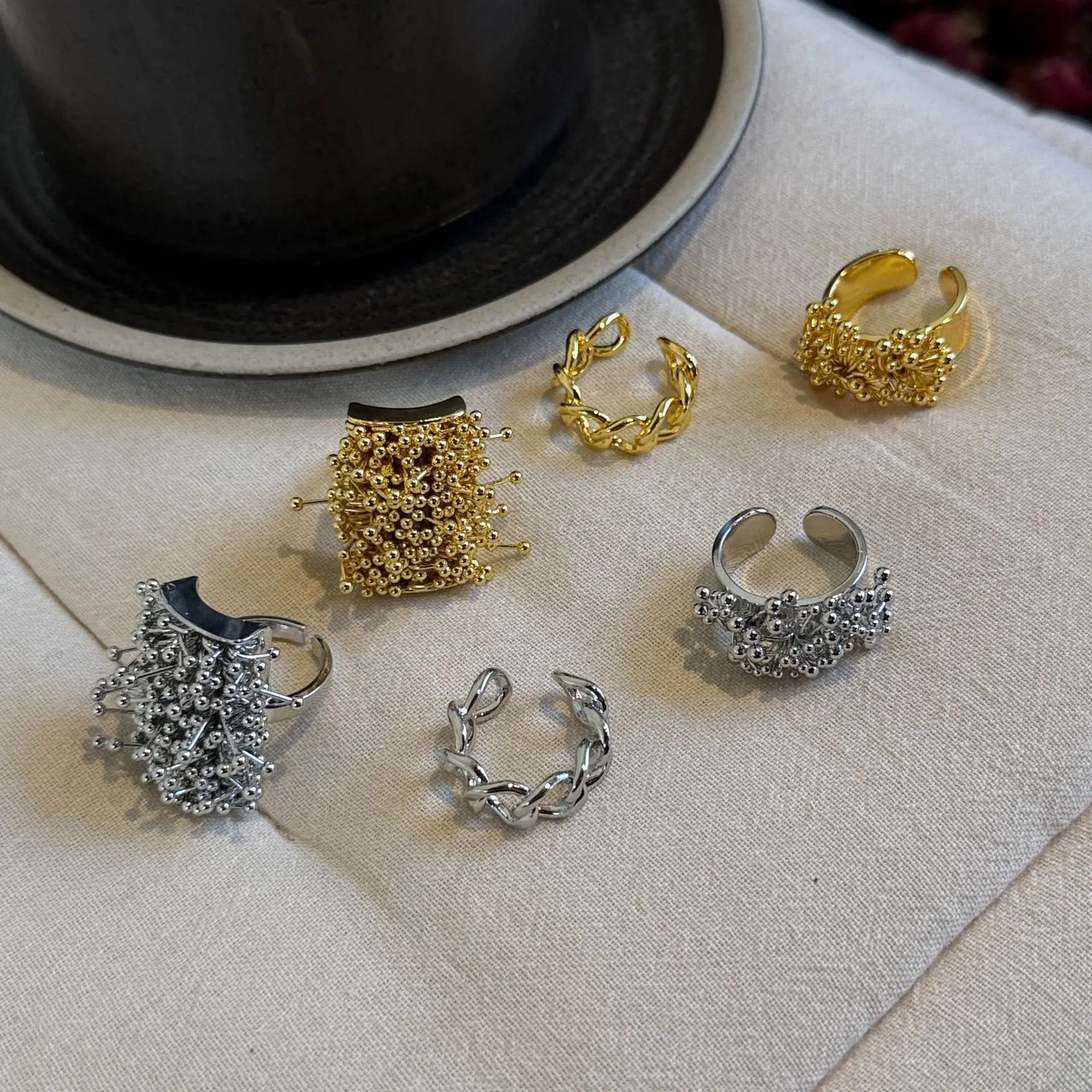 Exaggerated Faion Hollow out Irregular Chain Ring for Women Unique High-End Sensation Cold Sle Strange Firework Ring
Exaggerated Faion Hollow out Irregular Chain Ring for Women Unique High-End Sensation Cold Sle Strange Firework Ring