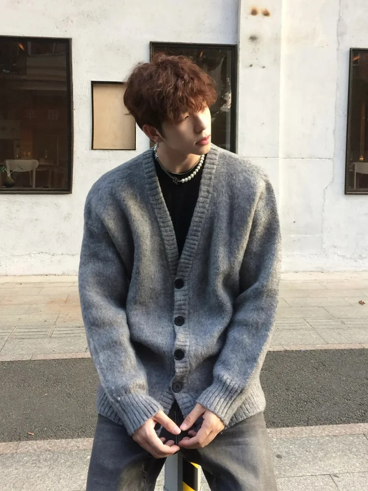 Мужской кардиган Cleanfit с V-образным вырезом, свободный, в корейском стиле, осенне-зимний, повседневный, комфортный, из полиэстера
Мужской кардиган Cleanfit с V-образным вырезом, свободный, в корейском стиле, осенне-зимний, повседневный, комфортный, из полиэстера