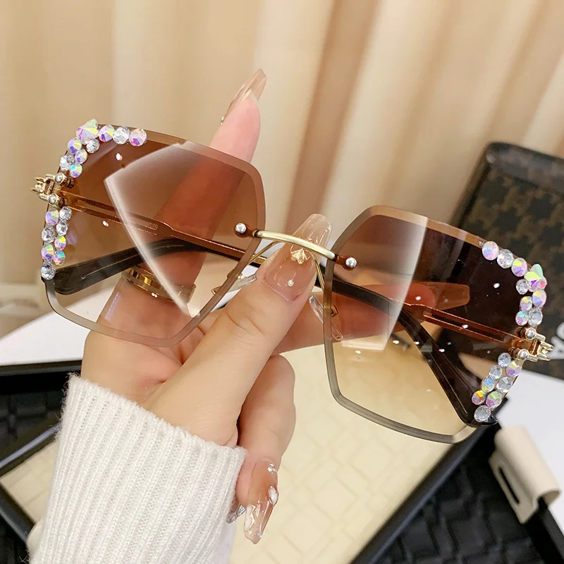 Large-Frame Cut-Edge Sunglasses with Glitter, Gypsophila and Diamonds, High-End Casual Sunglasses
Large-Frame Cut-Edge Sunglasses with Glitter, Gypsophila and Diamonds, High-End Casual Sunglasses