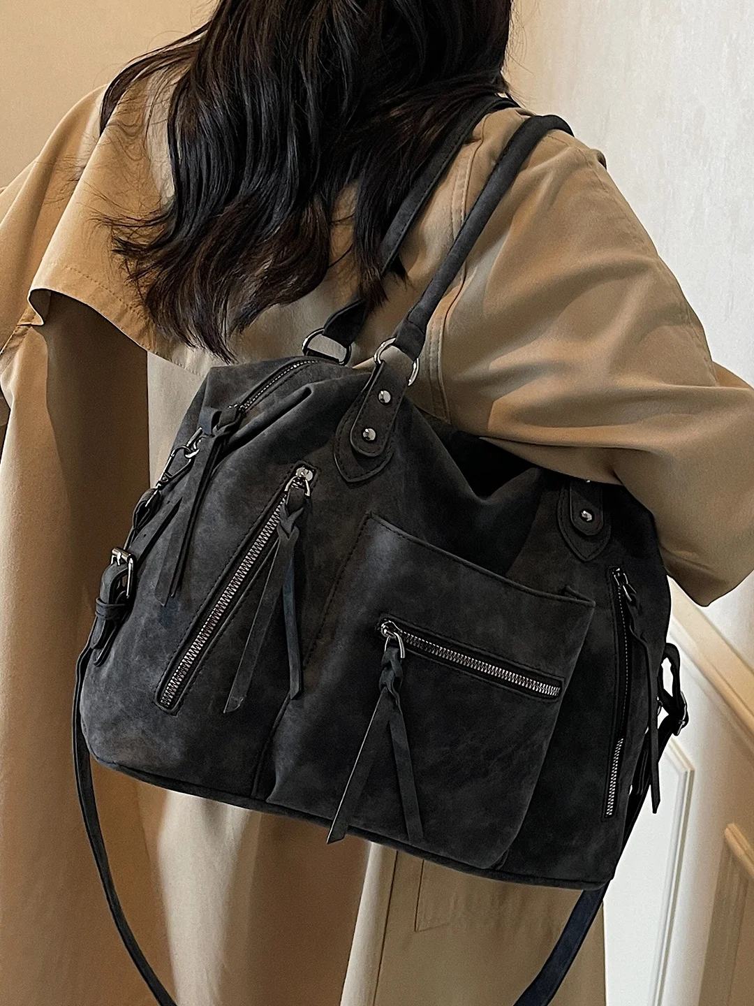 Сумка-тоут из искусственной кожи в стиле ретро, женская сумка на одно плечо, мотоциклетная сумка через плечо, большая сумка Capaci Mat Fini
Сумка-тоут из искусственной кожи в стиле ретро, женская сумка на одно плечо, мотоциклетная сумка через плечо, большая сумка Capaci Mat Fini