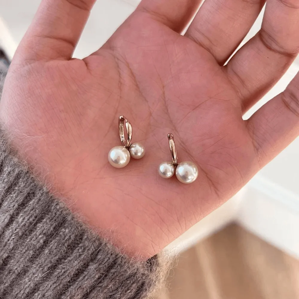 Gentle Mocha Mousse sized Double Pearl Earrings with Small Cherry Ear Buckle 2026 New Light Luxury Niche Earrings for Women
Gentle Mocha Mousse sized Double Pearl Earrings with Small Cherry Ear Buckle 2026 New Light Luxury Niche Earrings for Women