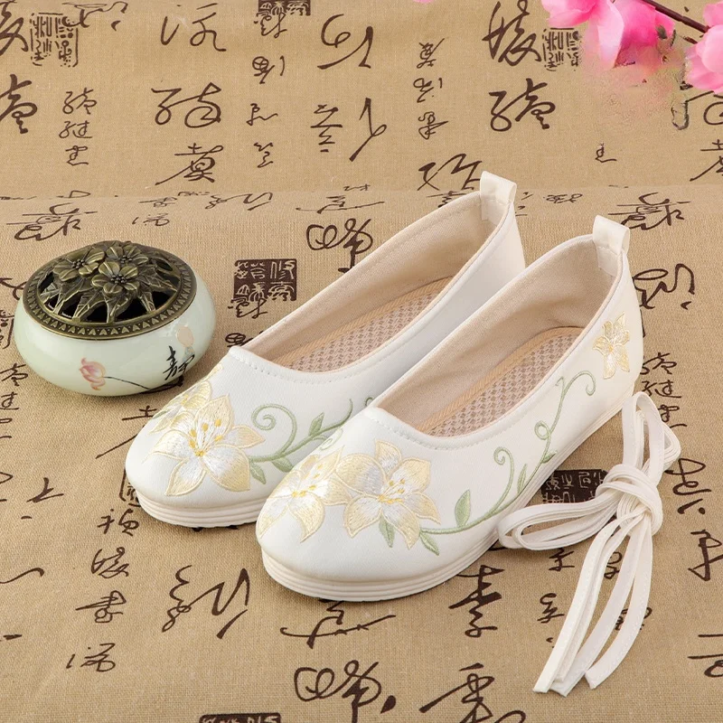 Elegant Embroidered Hanfu Shoes Women's Flat Increase Comfortable Beijing Old Style Shoes Fashionable Sporty Casual Loafers
Elegant Embroidered Hanfu Shoes Women's Flat Increase Comfortable Beijing Old Style Shoes Fashionable Sporty Casual Loafers