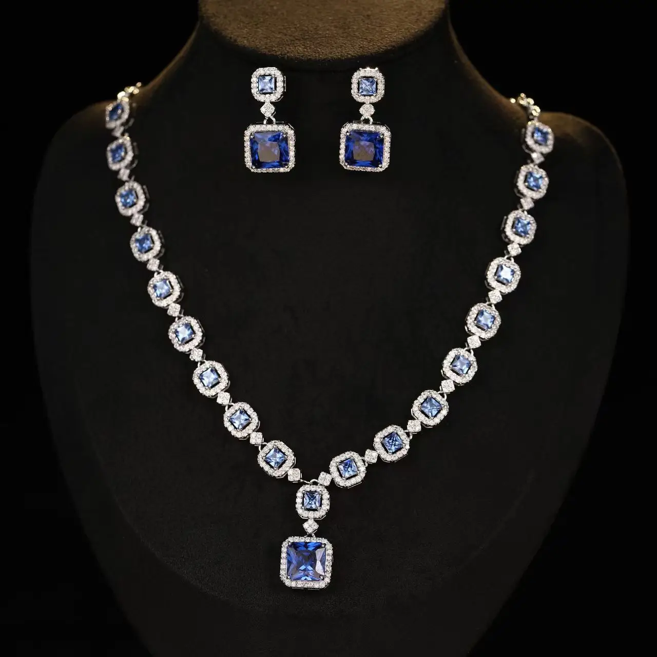New Luxury Square Zircon Necklace Earring Bracelet Ring Four-Piece Suit Woman Jewelry Set Dress Banquet Accessories High-Quality
New Luxury Square Zircon Necklace Earring Bracelet Ring Four-Piece Suit Woman Jewelry Set Dress Banquet Accessories High-Quality