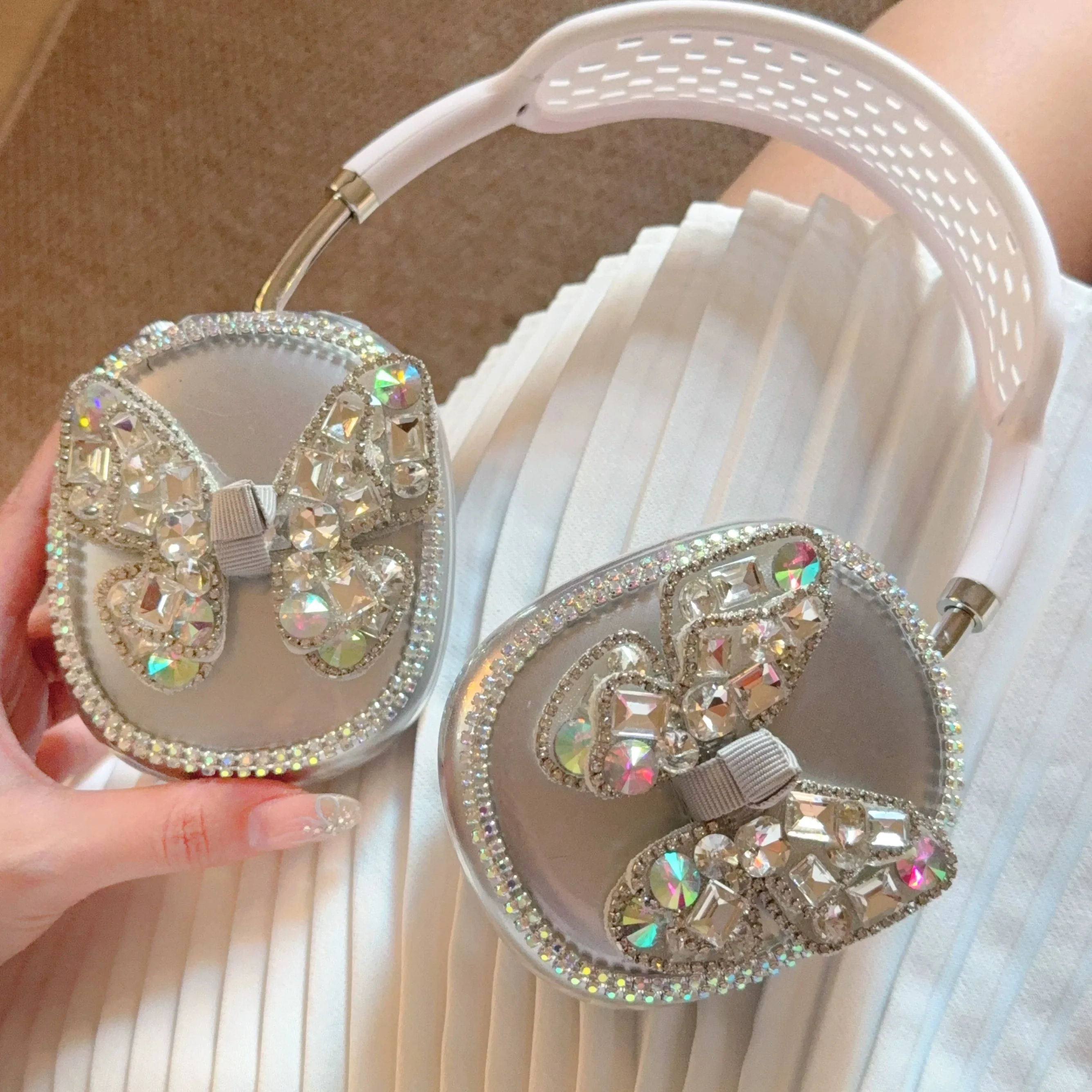 Diamond-encrusted butterfly is suitable for AirPods Max protective cover
Diamond-encrusted butterfly is suitable for AirPods Max protective cover