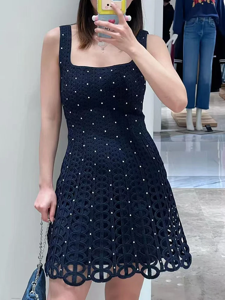 The 2025 summer new French heial style beaded cutout cinched waist knitted halter dress
The 2025 summer new French heial style beaded cutout cinched waist knitted halter dress