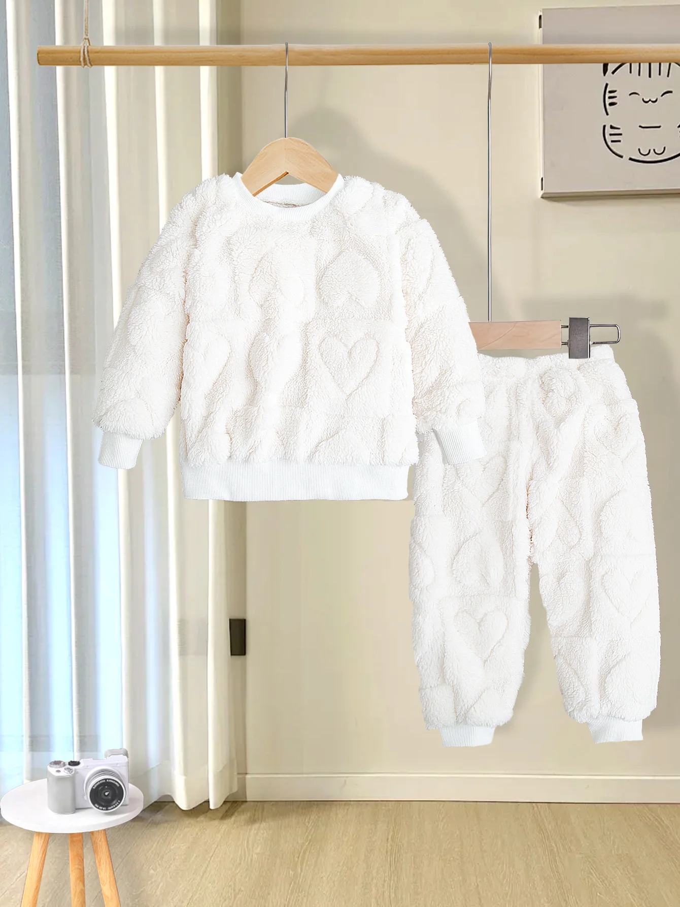 2PCS Autumn and winter baby girl's cute heart pattern white long-sleeved T-shirt and trousers plush clothing
2PCS Autumn and winter baby girl's cute heart pattern white long-sleeved T-shirt and trousers plush clothing