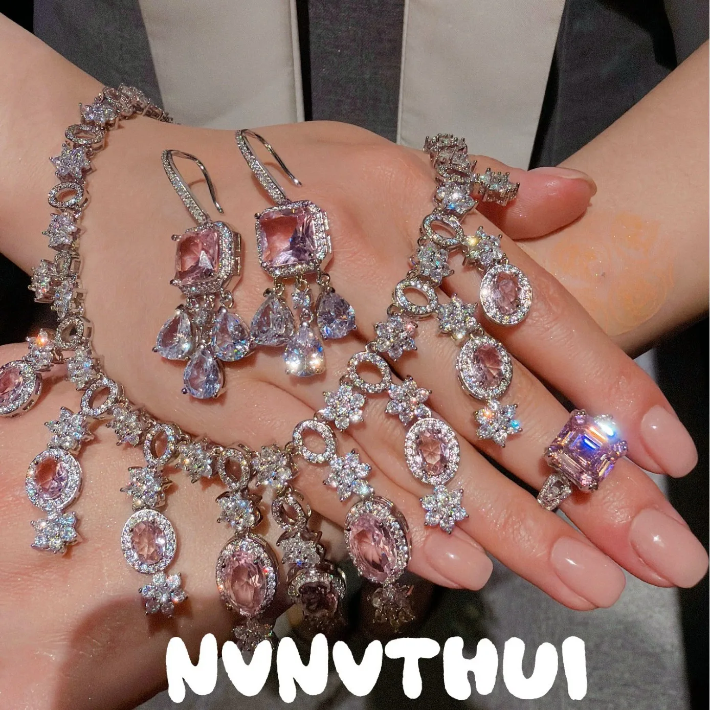 Розовое ожерелье с подвеской в виде капли воды и звезды, инкрустированное цирконами, с позолотой 18K, и комплект серег с цирконами
Розовое ожерелье с подвеской в виде капли воды и звезды, инкрустированное цирконами, с позолотой 18K, и комплект серег с цирконами