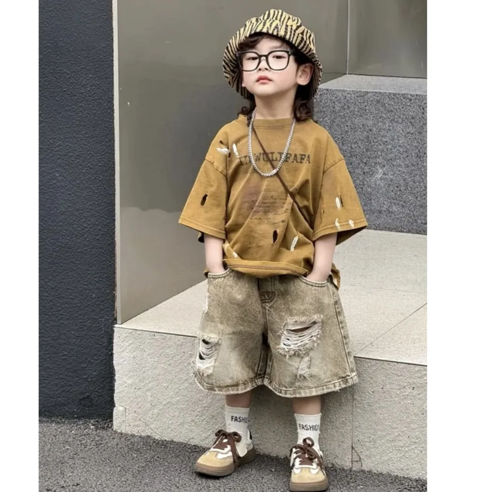 Boys' Summer Set With Broken Holes Vintage Letter T-shirt Denim Shorts Fashionable Street 2025 New Handsome Children's Suits
Boys' Summer Set With Broken Holes Vintage Letter T-shirt Denim Shorts Fashionable Street 2025 New Handsome Children's Suits