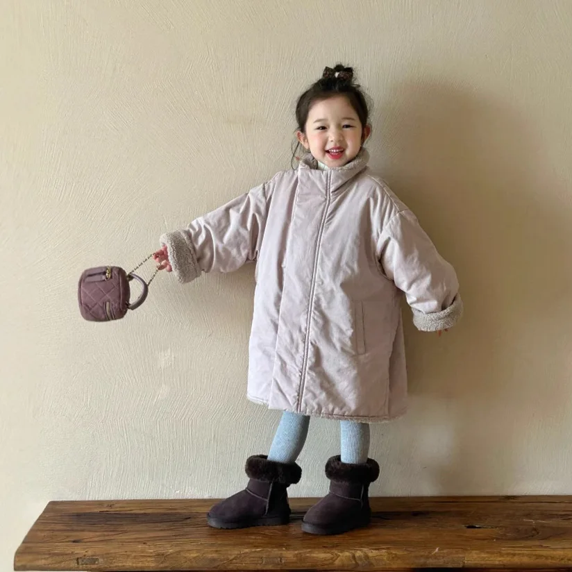 Girls Coat 2024 New Winter Childrens Wear Korean Style Baby Girl Long Clip Cotton Lamb Trench Coat Casual Simple and Lovely
Girls Coat 2024 New Winter Childrens Wear Korean Style Baby Girl Long Clip Cotton Lamb Trench Coat Casual Simple and Lovely