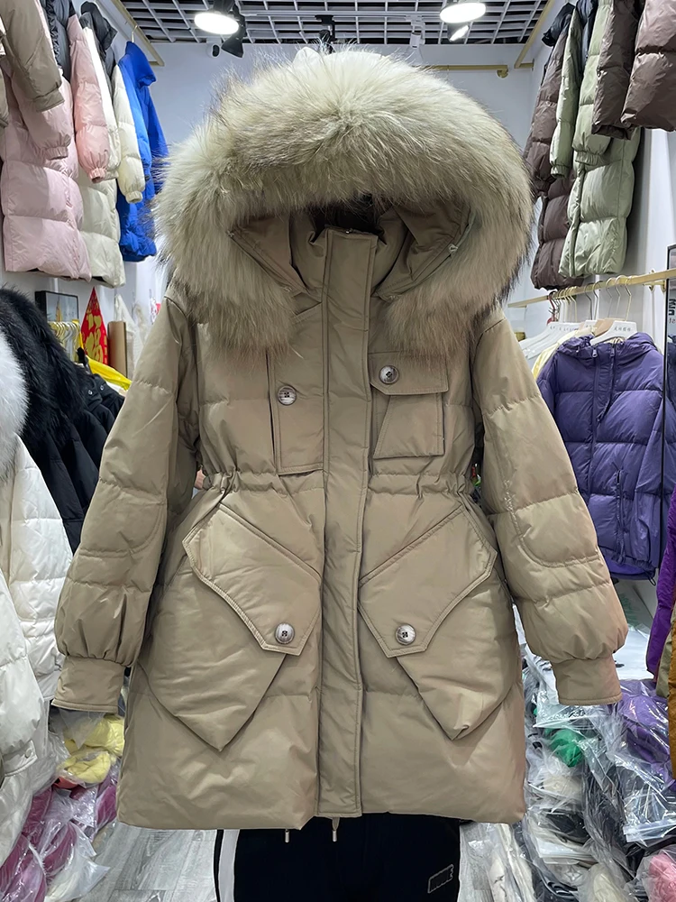 New Winter Thick Warm Jacket Women Large Real Fur Collar Hooded 90% White Duck Down Coat Fashion Pockets Snow Parkas
New Winter Thick Warm Jacket Women Large Real Fur Collar Hooded 90% White Duck Down Coat Fashion Pockets Snow Parkas