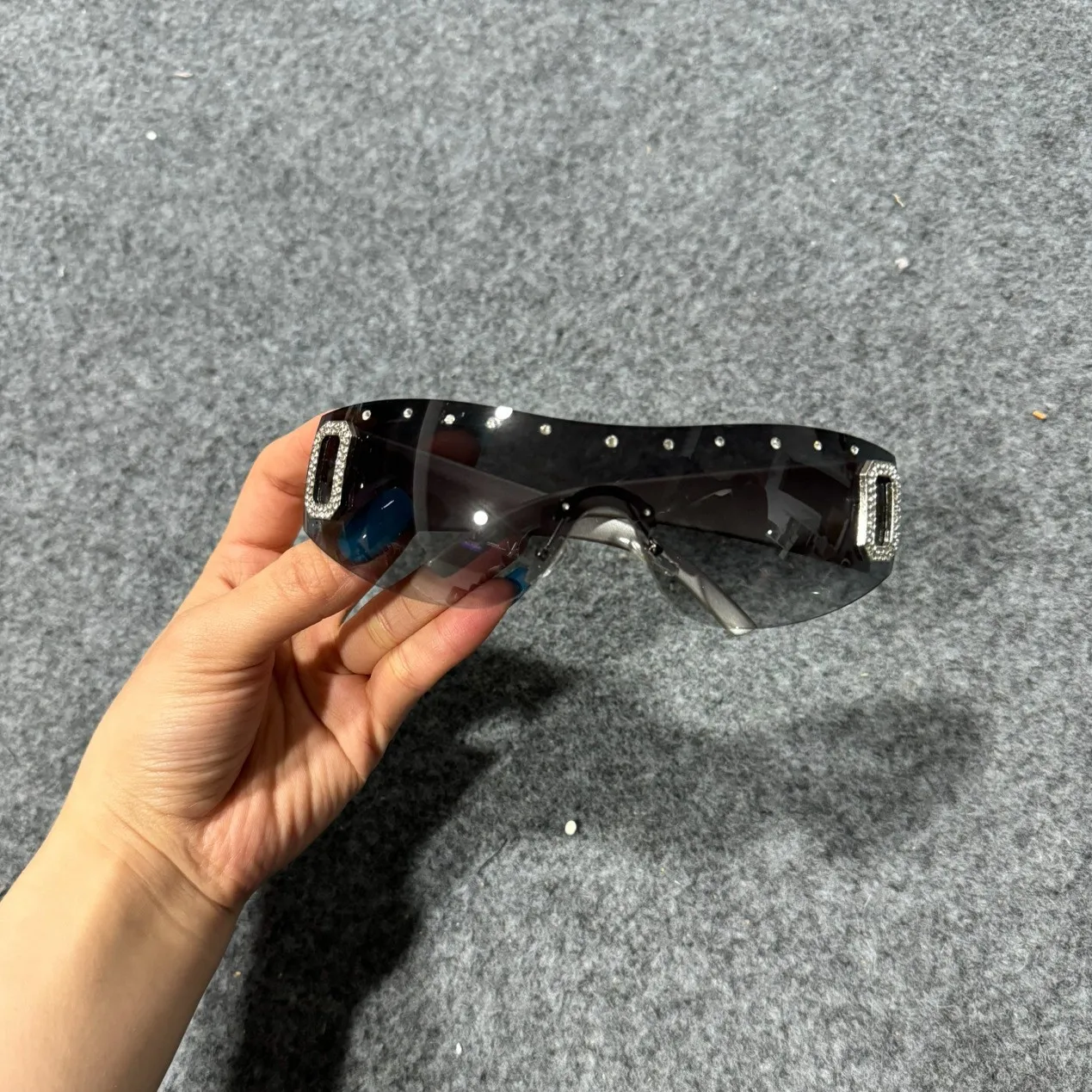 New One-Piece Frameless D-Shaped Y2K One-Piece Sunglasses Retro Simple High-End Personalized Sunglasses
New One-Piece Frameless D-Shaped Y2K One-Piece Sunglasses Retro Simple High-End Personalized Sunglasses