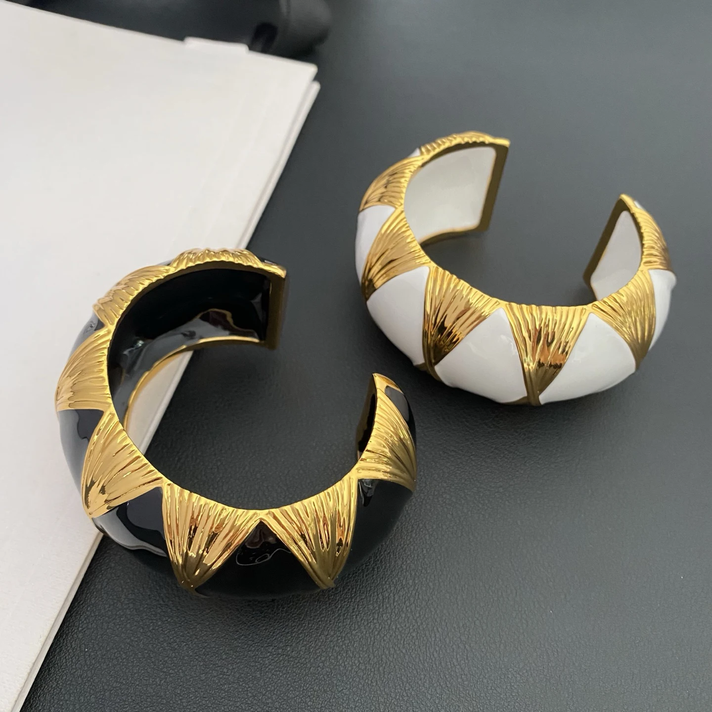 Europe America Black White Drop Glazed Open Wide Cuff Bracelet Woman Top Quality Jewelry Popular Accessories
Europe America Black White Drop Glazed Open Wide Cuff Bracelet Woman Top Quality Jewelry Popular Accessories