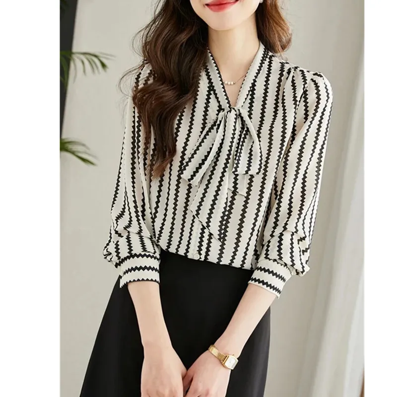 2025 Spring New Fashionable Color blocked Wave Striped Chiffon Shirt Women's Elegant Temperament Long Sleeve Printing Shirts
2025 Spring New Fashionable Color blocked Wave Striped Chiffon Shirt Women's Elegant Temperament Long Sleeve Printing Shirts