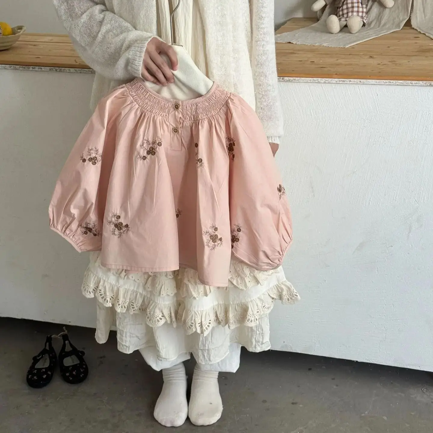 Autumn Girls Loose Long Sleeve Blouses Children's Tops 2024 New Korean Cute Sweet Cotton Embroidery Flowers Girl's Doll Shirts
Autumn Girls Loose Long Sleeve Blouses Children's Tops 2024 New Korean Cute Sweet Cotton Embroidery Flowers Girl's Doll Shirts