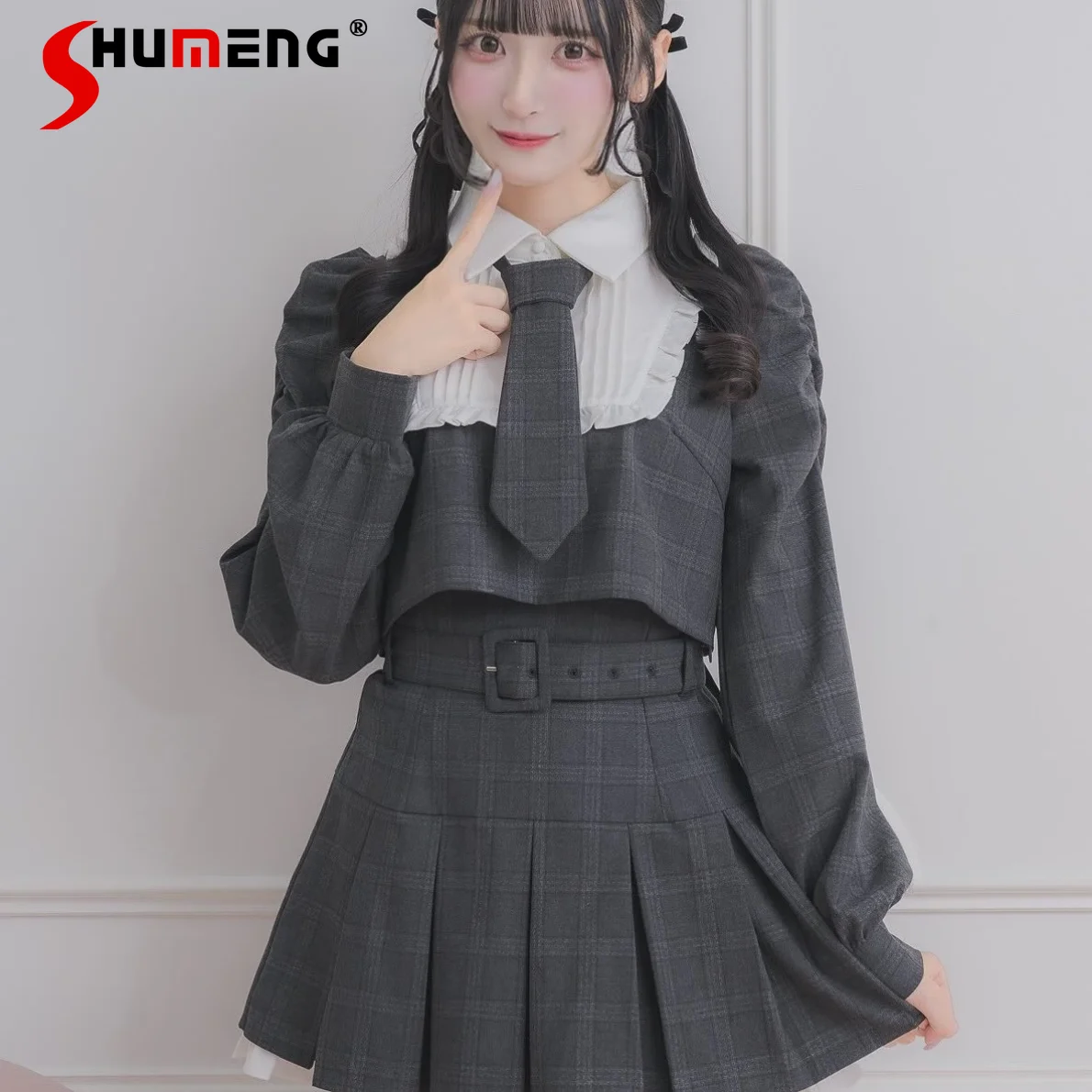 Элегантный женский комплект в японском стиле: топ с воротником-поло, длинными рукавами и поясом, а также плиссированная юбка с завышенной талией.
Элегантный женский комплект в японском стиле: топ с воротником-поло, длинными рукавами и поясом, а также плиссированная юбка с завышенной талией.