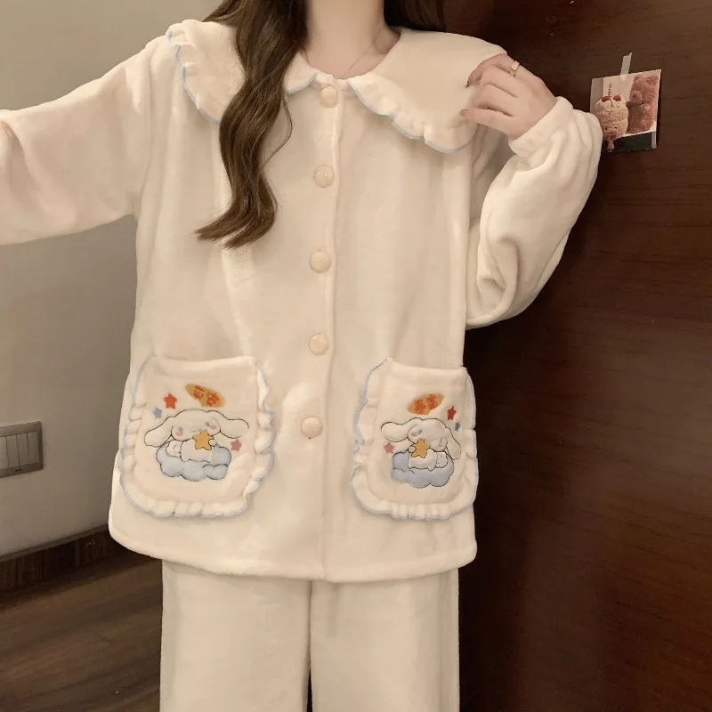 Cinnamoroll милые пижамы с героями мультфильмов «Hello Kitty» для девочек, осенне-зимний фланелевой кукольный воротник, бархатный утолщенный теплый комплект домашней одежды
Cinnamoroll милые пижамы с героями мультфильмов «Hello Kitty» для девочек, осенне-зимний фланелевой кукольный воротник, бархатный утолщенный теплый комплект домашней одежды
