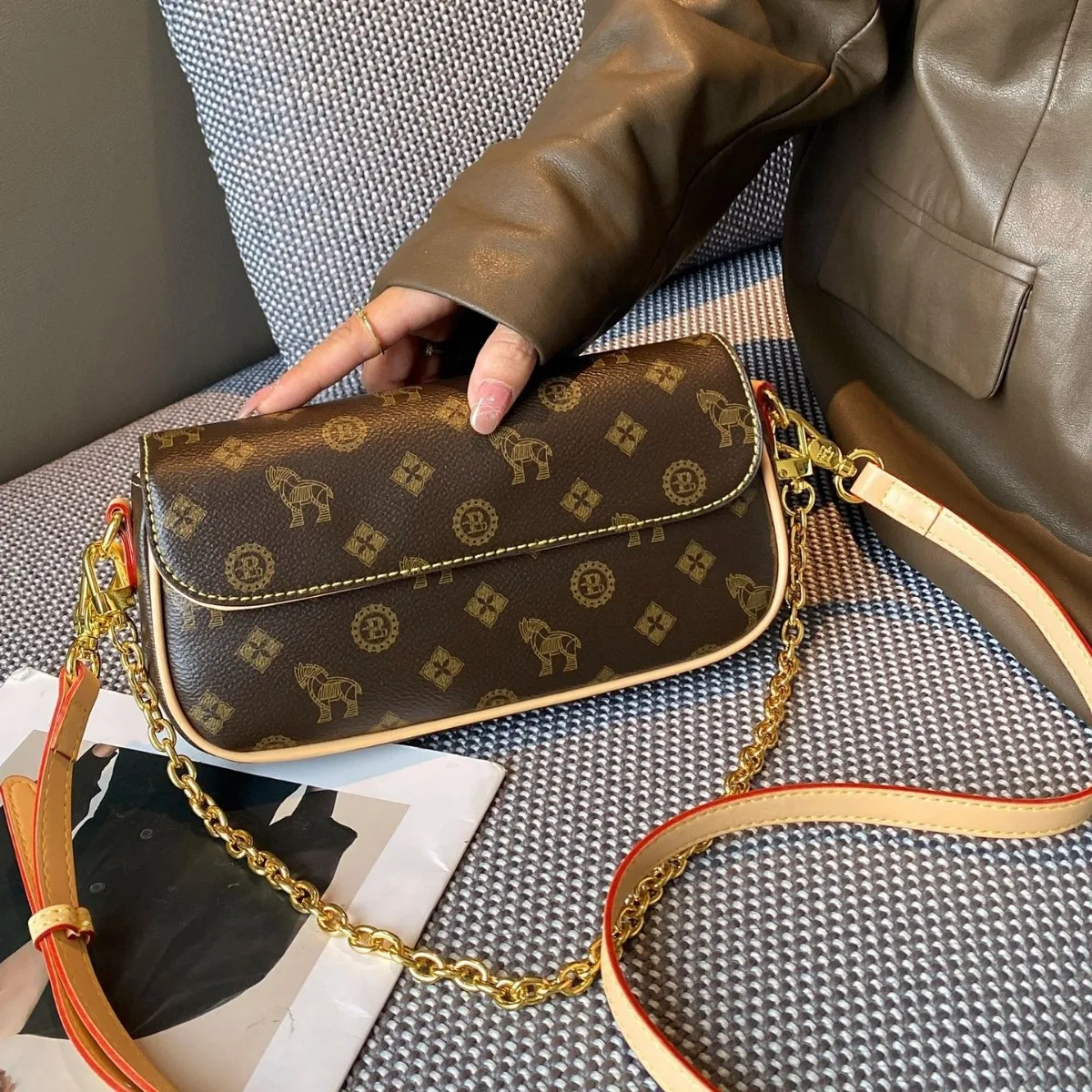 Luxury Brand Famous Designer Leather Tote Bags - Women's Handbag Classic Elegant With Crossbody Function 
Luxury Brand Famous Designer Leather Tote Bags - Women's Handbag Classic Elegant With Crossbody Function