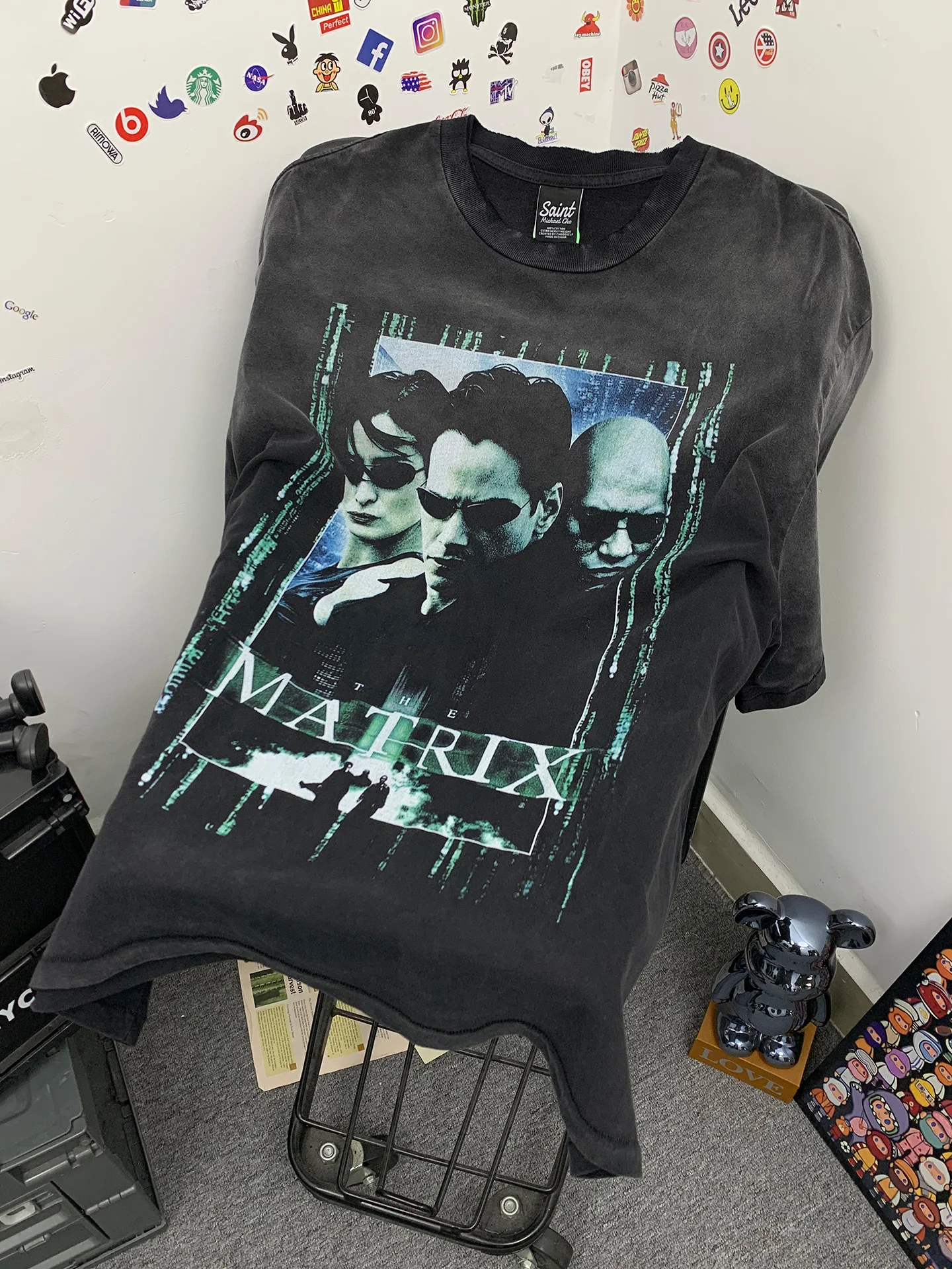 Retro Character Print Worn-Temperature Short-Sleeve Loose Vintage T-Shirt Unisex Casual Style Breathable Cotton Tee for Couples
Retro Character Print Worn-Temperature Short-Sleeve Loose Vintage T-Shirt Unisex Casual Style Breathable Cotton Tee for Couples
