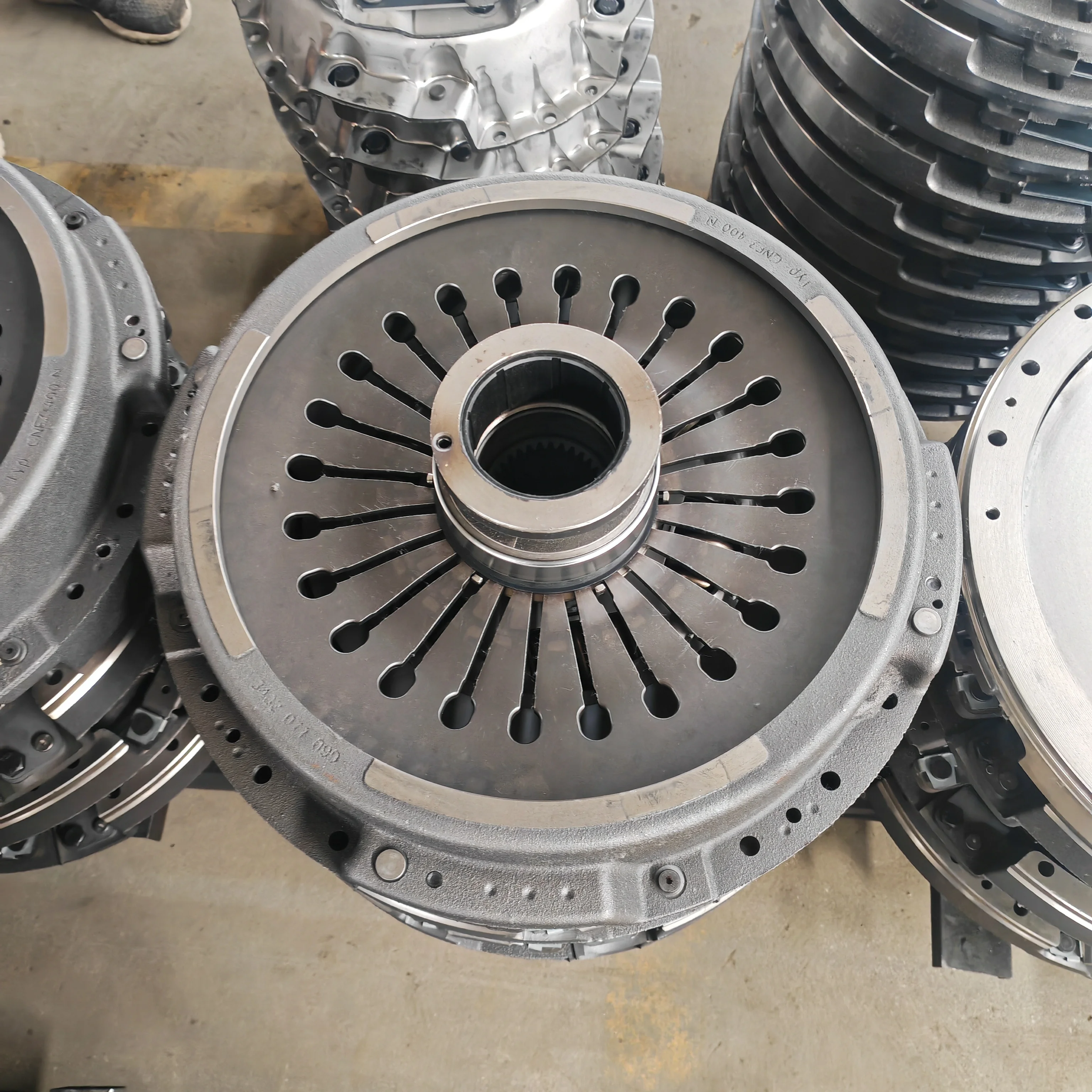 Hot Selling Clutch Cover Pressure Plate Set 0032505404 Heavy-duty Truck Spare Parts
Hot Selling Clutch Cover Pressure Plate Set 0032505404 Heavy-duty Truck Spare Parts