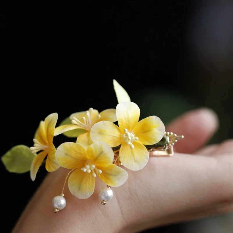 Ethereal Velvet Flower Yellow Osmanthus Side Hair Clip Hairpin Chinese Style for Women Hanfu Cheongsam Handmade Daily Wear Gift
Ethereal Velvet Flower Yellow Osmanthus Side Hair Clip Hairpin Chinese Style for Women Hanfu Cheongsam Handmade Daily Wear Gift