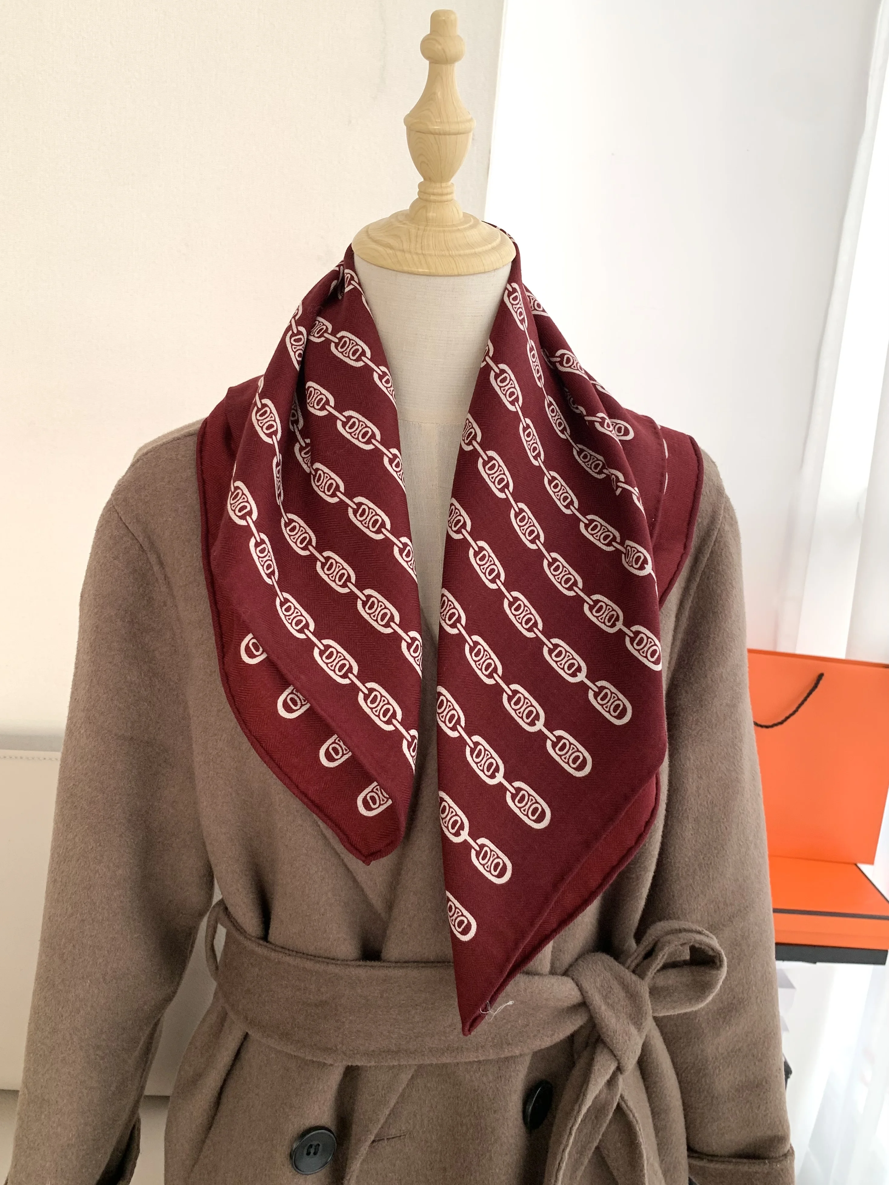 New luxury designer letter pattern silk and wool scarf for women warm shawl wrap hand-woven fringed accessory, square scarf.
New luxury designer letter pattern silk and wool scarf for women warm shawl wrap hand-woven fringed accessory, square scarf.