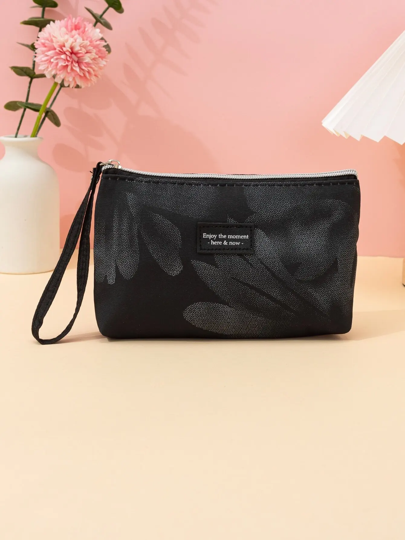 1pc Soft Fabric Portable Makeup Bag, Cosmetic Lipstick Brush Storage Organizer Pouch, Travel Daily Cosmetic Bag
1pc Soft Fabric Portable Makeup Bag, Cosmetic Lipstick Brush Storage Organizer Pouch, Travel Daily Cosmetic Bag