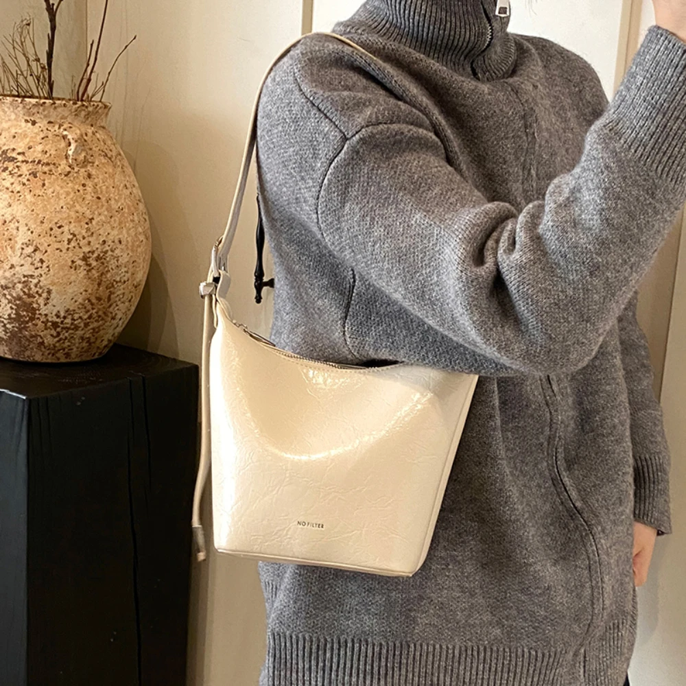 Women Fashion Single Shoulder Bag French Style Solid Glossy Texture Zipper Bucket Bags Female Trend Personalized Daily Handbags
Women Fashion Single Shoulder Bag French Style Solid Glossy Texture Zipper Bucket Bags Female Trend Personalized Daily Handbags