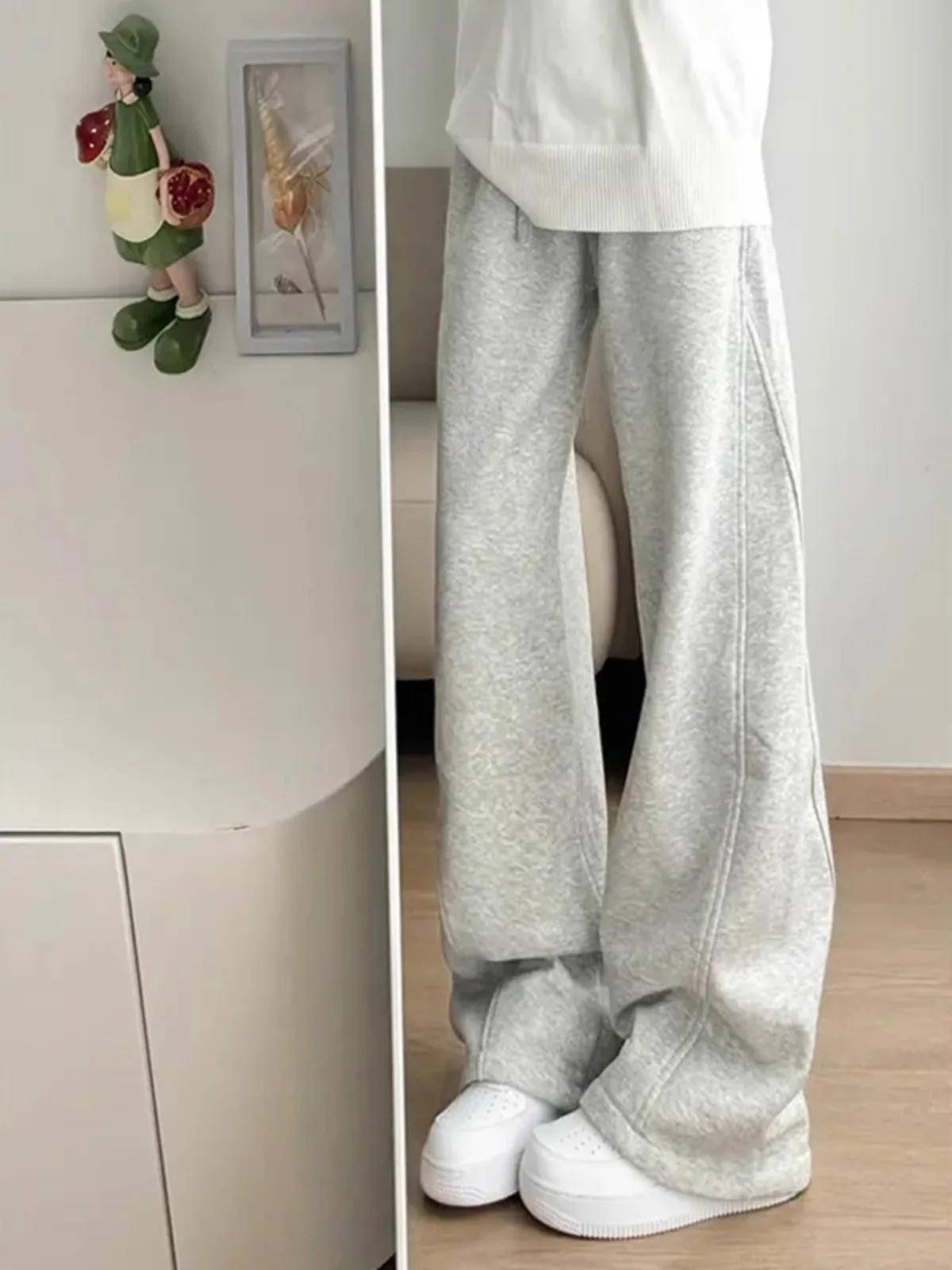 ey Retro Men's Joggers Autumn Winter Loose Drape Lazy Straight Leg Sports Casual Pants Straight Cut High Waist Trousers
ey Retro Men's Joggers Autumn Winter Loose Drape Lazy Straight Leg Sports Casual Pants Straight Cut High Waist Trousers