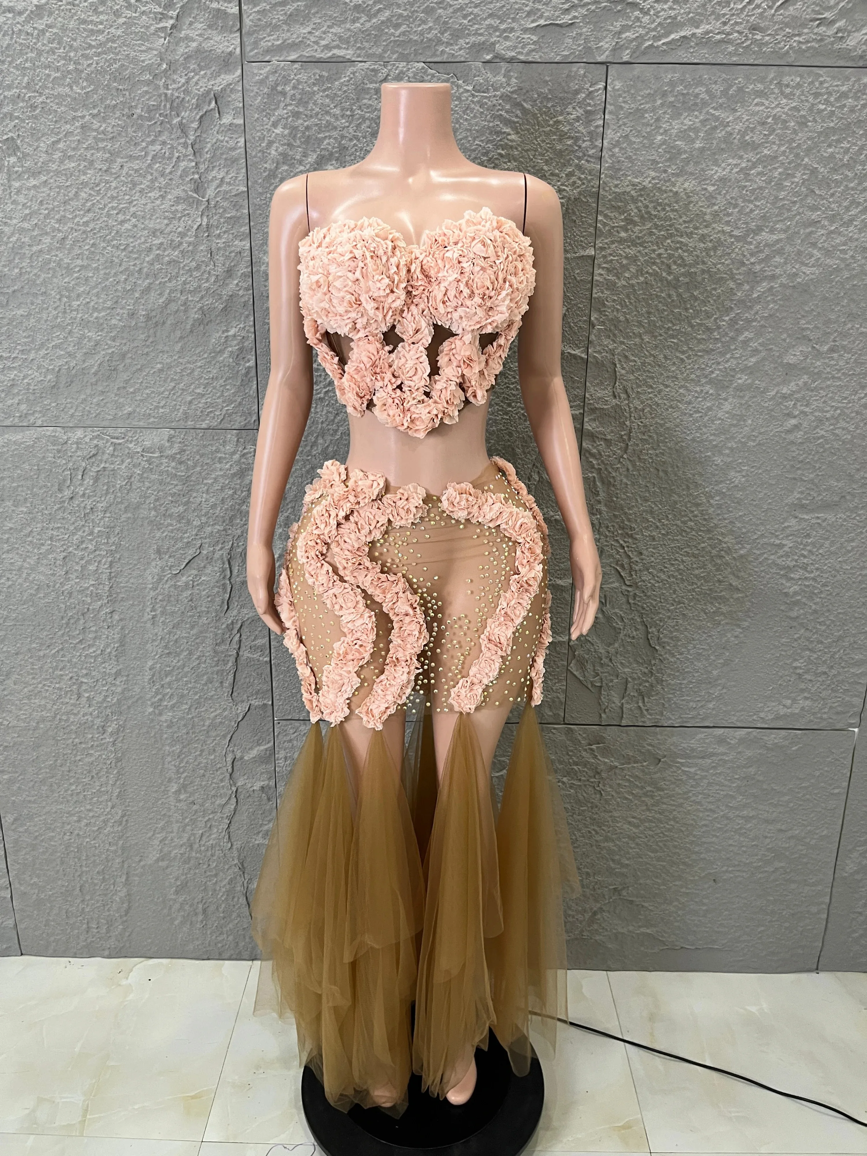 Luxury Nude Pink Floral Mesh Two-Piece Set with Pearl Accents and Layered Tulle for Photoshoots, Prom and Formal Parties
Luxury Nude Pink Floral Mesh Two-Piece Set with Pearl Accents and Layered Tulle for Photoshoots, Prom and Formal Parties