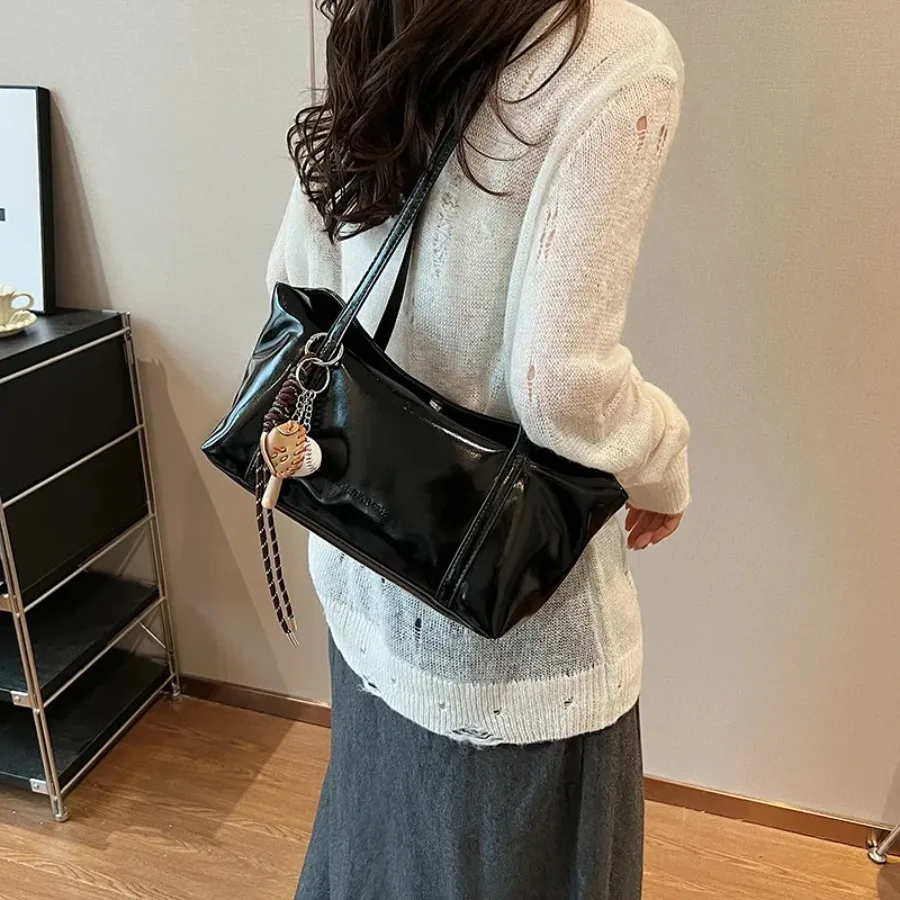 New fashion advanced Korean version of the simple armpit women's bag design sense of hundred shoulder bag large capacity handbag
New fashion advanced Korean version of the simple armpit women's bag design sense of hundred shoulder bag large capacity handbag