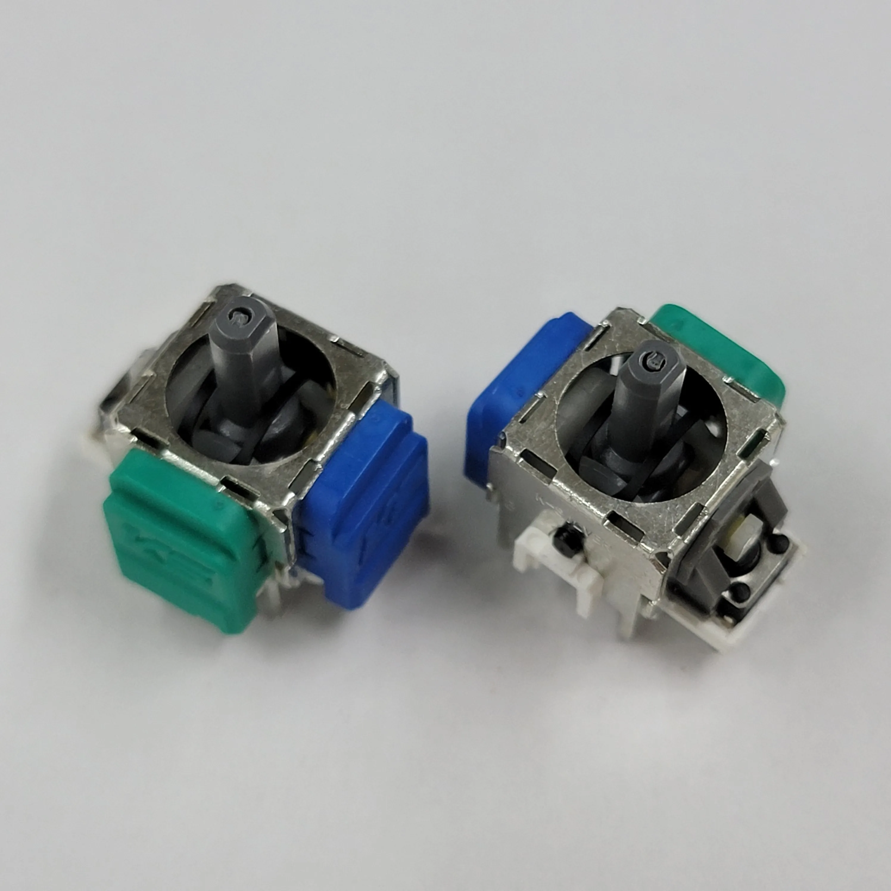 2PCS TMR Electromagnetic Hall Rocker for PS4 Tunnel Magnetic Resistance Joystick
2PCS TMR Electromagnetic Hall Rocker for PS4 Tunnel Magnetic Resistance Joystick