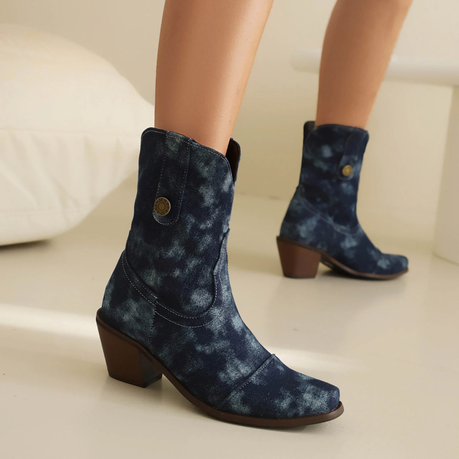 Plus Size Water Dyed Denim Material Simple Style Slip On Short Boots Wood Grain Tapered Thick Heel Side Zipper Women's Boot
Plus Size Water Dyed Denim Material Simple Style Slip On Short Boots Wood Grain Tapered Thick Heel Side Zipper Women's Boot