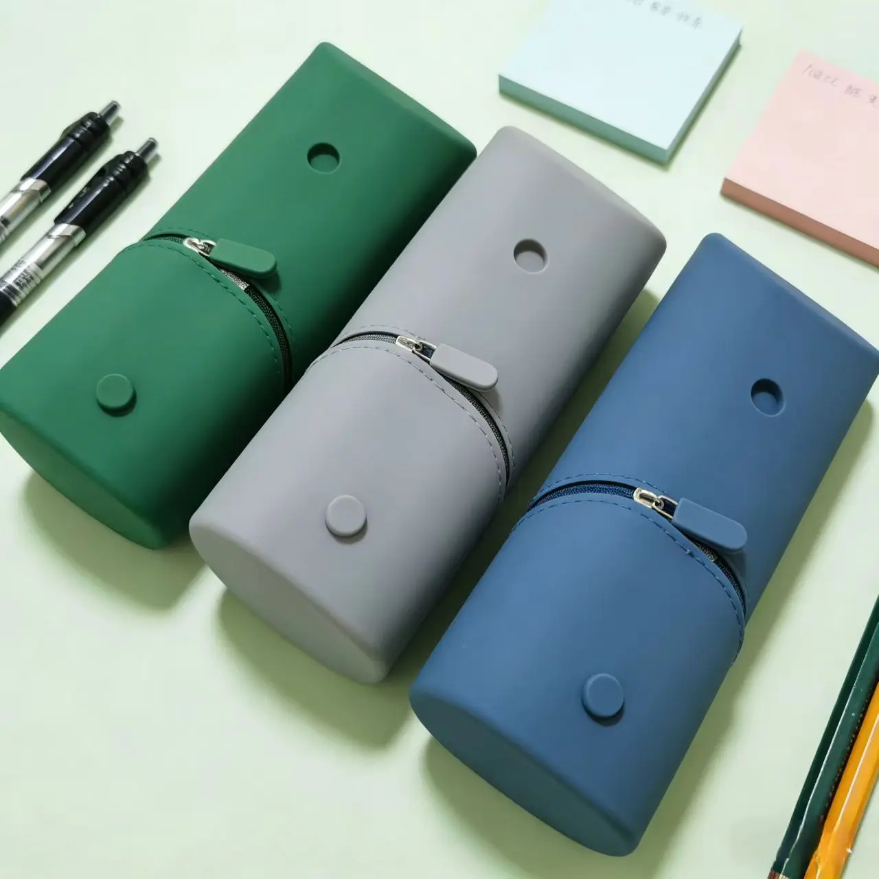 Foldable Silicone Pencil Case Large Capacity Expandable Pen Holder, Portable Desk Stationery Organizer for School Office Home
Foldable Silicone Pencil Case Large Capacity Expandable Pen Holder, Portable Desk Stationery Organizer for School Office Home