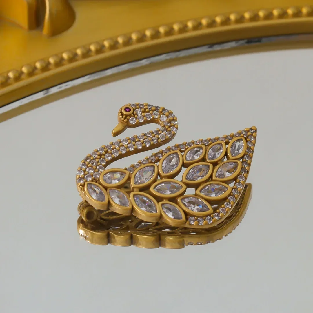 Korean Swan Brooch for Women Gold Plated Micro-Inlaid Zircon Fashion Clothing Corsage Sweater Jacket Pin
Korean Swan Brooch for Women Gold Plated Micro-Inlaid Zircon Fashion Clothing Corsage Sweater Jacket Pin